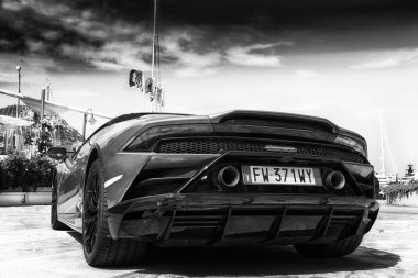 Porto Cervo, İtalya - 13 Ağustos 2019 : Spor otomobil Lamborghini Huracn Cabriolet