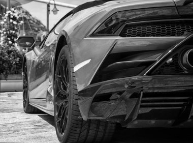 Porto Cervo, İtalya - 13 Ağustos 2019 : Spor otomobil Lamborghini Huracn Cabriolet