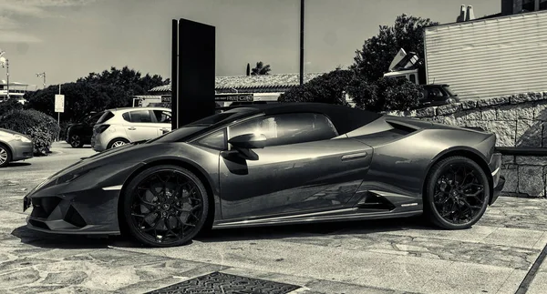 Porto Cervo, İtalya - 13 Ağustos 2019 : Spor otomobil Lamborghini Huracn Cabriolet