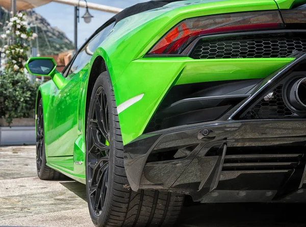 Porto Cervo, İtalya - 13 Ağustos 2019 : Spor otomobil Lamborghini Huracn Cabriolet