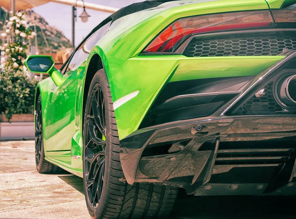 Porto Cervo, İtalya - 13 Ağustos 2019 : Spor otomobil Lamborghini Huracn Cabriolet