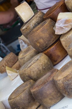 San Pantaleo pazarında Sardunya Pecorino peyniri