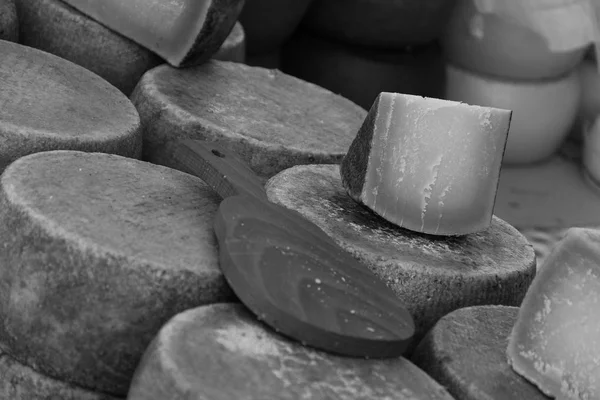 San Pantaleo pazarında Sardunya Pecorino peyniri