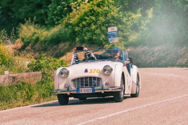 Pesaro Colle San Bartolo , İtalya - 17 Mayıs - 2018 : Triumph Tr 3 Sports 1956 rallimille Miglia 2018'de eski bir yarış otomobili üzerinde ünlü İtalyan tarihi yarışı (1927-1957))