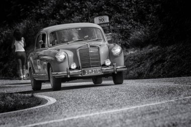 Pesaro Colle San Bartolo, İtalya - Mayıs 17-2018: Mercedes-Benz 220 1955 eski bir yarış araba ralli Mille Miglia 2018 ünlü İtalyan tarihi Formula (1927-1957 tarihinde bir)