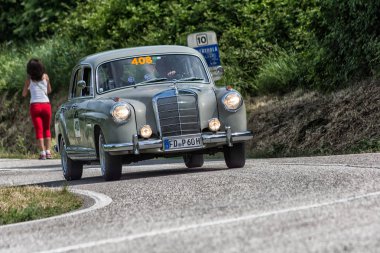 Pesaro Colle San Bartolo, İtalya - Mayıs 17-2018: Mercedes-Benz 220 1955 eski bir yarış araba ralli Mille Miglia 2018 ünlü İtalyan tarihi Formula (1927-1957 tarihinde bir)