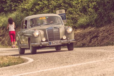 Pesaro Colle San Bartolo, İtalya - Mayıs 17-2018: Mercedes-Benz 220 1955 eski bir yarış araba ralli Mille Miglia 2018 ünlü İtalyan tarihi Formula (1927-1957 tarihinde bir)