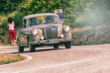 Pesaro Colle San Bartolo, İtalya - Mayıs 17-2018: Mercedes-Benz 220 1955 eski bir yarış araba ralli Mille Miglia 2018 ünlü İtalyan tarihi Formula (1927-1957 tarihinde bir)