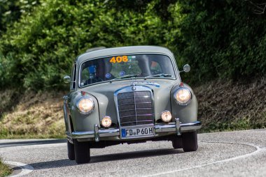 Pesaro Colle San Bartolo, İtalya - Mayıs 17-2018: Mercedes-Benz 220 1955 eski bir yarış araba ralli Mille Miglia 2018 ünlü İtalyan tarihi Formula (1927-1957 tarihinde bir)