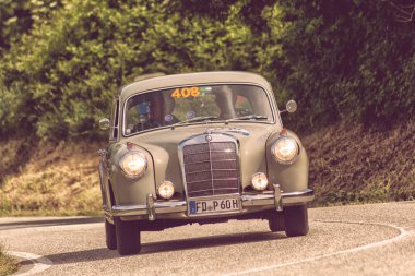 Pesaro Colle San Bartolo, İtalya - Mayıs 17-2018: Mercedes-Benz 220 1955 eski bir yarış araba ralli Mille Miglia 2018 ünlü İtalyan tarihi Formula (1927-1957 tarihinde bir)
