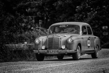 Pesaro Colle San Bartolo, İtalya - Mayıs 17-2018: Mercedes-Benz 220 1955 eski bir yarış araba ralli Mille Miglia 2018 ünlü İtalyan tarihi Formula (1927-1957 tarihinde bir)