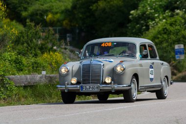 Pesaro Colle San Bartolo, İtalya - Mayıs 17-2018: Mercedes-Benz 220 1955 eski bir yarış araba ralli Mille Miglia 2018 ünlü İtalyan tarihi Formula (1927-1957 tarihinde bir)
