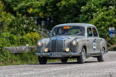 Pesaro Colle San Bartolo, İtalya - Mayıs 17-2018: Mercedes-Benz 220 1955 eski bir yarış araba ralli Mille Miglia 2018 ünlü İtalyan tarihi Formula (1927-1957 tarihinde bir)