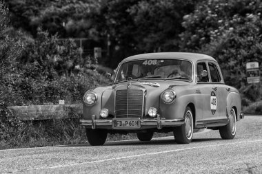 Pesaro Colle San Bartolo, İtalya - Mayıs 17-2018: Mercedes-Benz 220 1955 eski bir yarış araba ralli Mille Miglia 2018 ünlü İtalyan tarihi Formula (1927-1957 tarihinde bir)