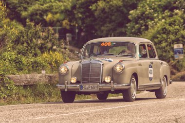 Pesaro Colle San Bartolo, İtalya - Mayıs 17-2018: Mercedes-Benz 220 1955 eski bir yarış araba ralli Mille Miglia 2018 ünlü İtalyan tarihi Formula (1927-1957 tarihinde bir)