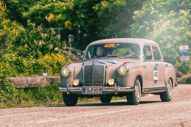Pesaro Colle San Bartolo, İtalya - Mayıs 17-2018: Mercedes-Benz 220 1955 eski bir yarış araba ralli Mille Miglia 2018 ünlü İtalyan tarihi Formula (1927-1957 tarihinde bir)