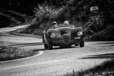 Pesaro Colle San Bartolo, İtalya - Mayıs 17-2018: eski bir yarış araba ralli Mille Miglia 2018 ünlü İtalyan tarihi Formula (1927-1957 Jaguar C tipi 1952)