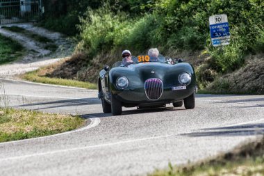 Pesaro Colle San Bartolo, İtalya - Mayıs 17-2018: eski bir yarış araba ralli Mille Miglia 2018 ünlü İtalyan tarihi Formula (1927-1957 Jaguar C tipi 1952)