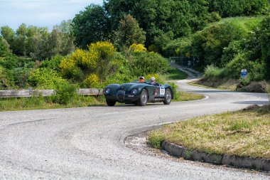 Pesaro Colle San Bartolo, İtalya - Mayıs 17-2018: eski bir yarış araba ralli Mille Miglia 2018 ünlü İtalyan tarihi Formula (1927-1957 Jaguar C tipi 1952)