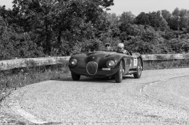 Pesaro Colle San Bartolo, İtalya - Mayıs 17-2018: eski bir yarış araba ralli Mille Miglia 2018 ünlü İtalyan tarihi Formula (1927-1957 Jaguar C tipi 1952)