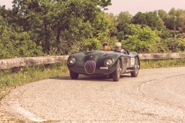 Pesaro Colle San Bartolo, İtalya - Mayıs 17-2018: eski bir yarış araba ralli Mille Miglia 2018 ünlü İtalyan tarihi Formula (1927-1957 Jaguar C tipi 1952)