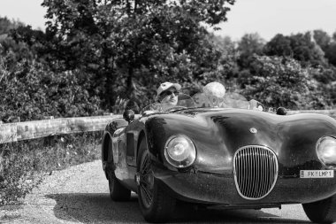 Pesaro Colle San Bartolo, İtalya - Mayıs 17-2018: eski bir yarış araba ralli Mille Miglia 2018 ünlü İtalyan tarihi Formula (1927-1957 Jaguar C tipi 1952)