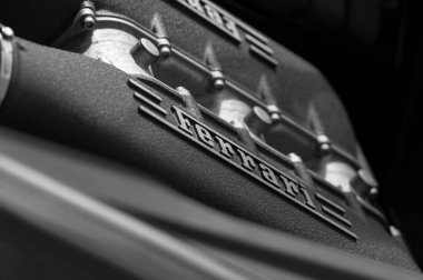 kırmızı ferrari 458 italia motor detay logosu