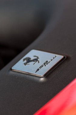 kırmızı ferrari 458 italia motor detay logosu