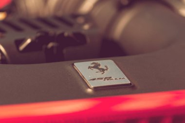 kırmızı ferrari 458 italia motor detay logosu