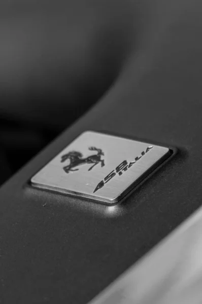 红色法拉利 458 意大利发动机细节徽标 — 图库照片