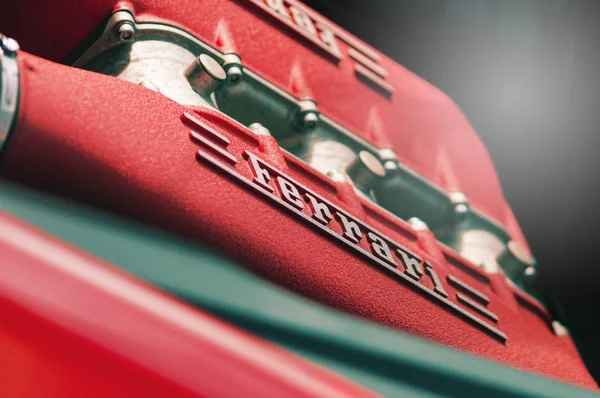 Kırmızı Ferrari 458 Italia Motor Detay Logosu — Stok fotoğraf