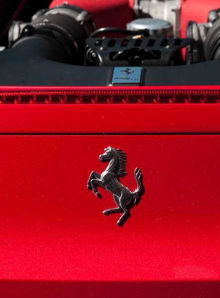 Kırmızı Ferrari 458 Italia Motor Detay Logosu — Stok fotoğraf