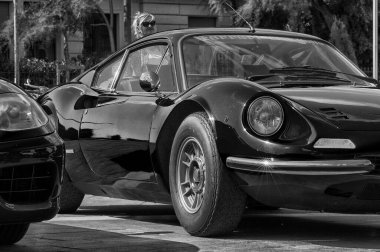 Pesaro, İtalya - set 29, 2019: Ferrari Dino rallide eski bir yarış arabasında sergileniyor
