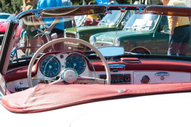 Pesaro, İtalya - set 29, 2019: Mercedes 300 Sl Dönüştürülebilir eski araba