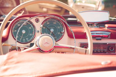 Pesaro, İtalya - set 29, 2019: Mercedes 300 Sl Dönüştürülebilir eski araba