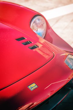 Pesaro, İtalya - set 29, 2019: Ferrari Dino rallide eski bir yarış arabasında sergileniyor