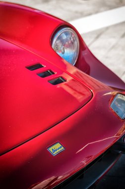Pesaro, İtalya - set 29, 2019: Ferrari Dino rallide eski bir yarış arabasında sergileniyor