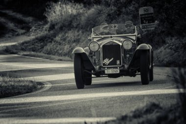 Pesaro Colle San Bartolo, İtalya - 17 Mayıs - 2018: Alfa Romeo 6c 1750 Gran Sport Brianza1932 Mille Miglia 2018 rallisinde eski bir yarış arabası üzerinde ünlü İtalyan tarihi yarışı (1927-1957))