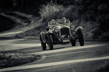 Pesaro Colle San Bartolo, İtalya - 17 Mayıs - 2018: Alfa Romeo 6c 1750 Gran Sport Brianza1932 Mille Miglia 2018 rallisinde eski bir yarış arabası üzerinde ünlü İtalyan tarihi yarışı (1927-1957))