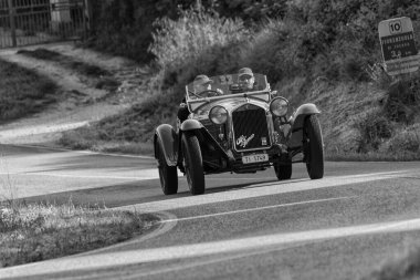 Pesaro Colle San Bartolo, İtalya - 17 Mayıs - 2018: Alfa Romeo 6c 1750 Gran Sport Brianza1932 Mille Miglia 2018 rallisinde eski bir yarış arabası üzerinde ünlü İtalyan tarihi yarışı (1927-1957))