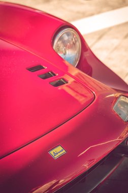 Pesaro, İtalya - set 29, 2019: Ferrari Dino rallide eski bir yarış arabasında sergileniyor