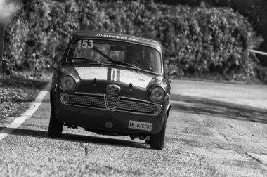 Pesaro Colle San Bartolo, İtalya - Ott 12 - 2019: Alfa Romeo Giulietta Ti rallideki eski bir yarış arabasında 