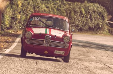 Pesaro Colle San Bartolo, İtalya - Ott 12 - 2019: Alfa Romeo Giulietta Ti rallideki eski bir yarış arabasında 