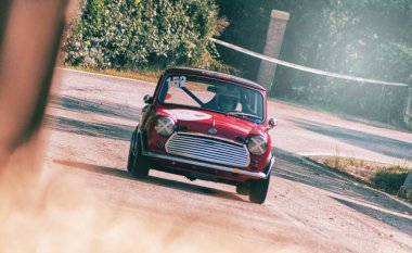 Pesaro Colle San Bartolo, İtalya - Ott 12 - 2019: Morris Mini Cooper S Mk Ii rallideki eski bir yarış arabasında