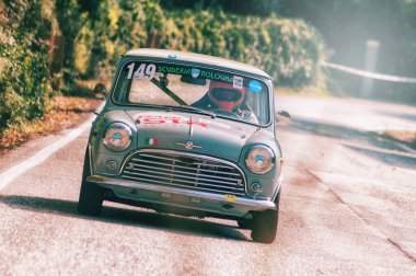 Pesaro Colle San Bartolo, İtalya - Ott 12 - 2019: Morris Mini Cooper S rallideki eski bir yarış arabasında 
