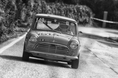 Pesaro Colle San Bartolo, İtalya - Ott 12 - 2019: Morris Mini Cooper S rallideki eski bir yarış arabasında 