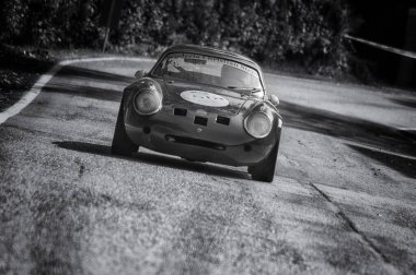 Pesaro Colle San Bartolo, İtalya - Ott 12 - 2019: Alfa Romeo Giulietta Szt rallideki eski bir yarış arabasında 