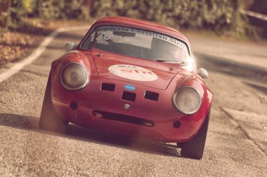 Pesaro Colle San Bartolo, İtalya - Ott 12 - 2019: Alfa Romeo Giulietta Szt rallideki eski bir yarış arabasında 