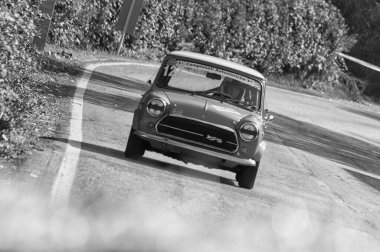 Pesaro Colle San Bartolo, İtalya - Ott 12 - 2019: Cooper 1300 eski yarış arabası rallisi