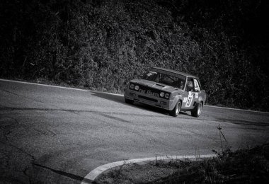 Pesaro Colle San Bartolo, İtalya - Ott 12 - 2019: Fiat 131 Abarth rallideki eski bir yarış arabasında 